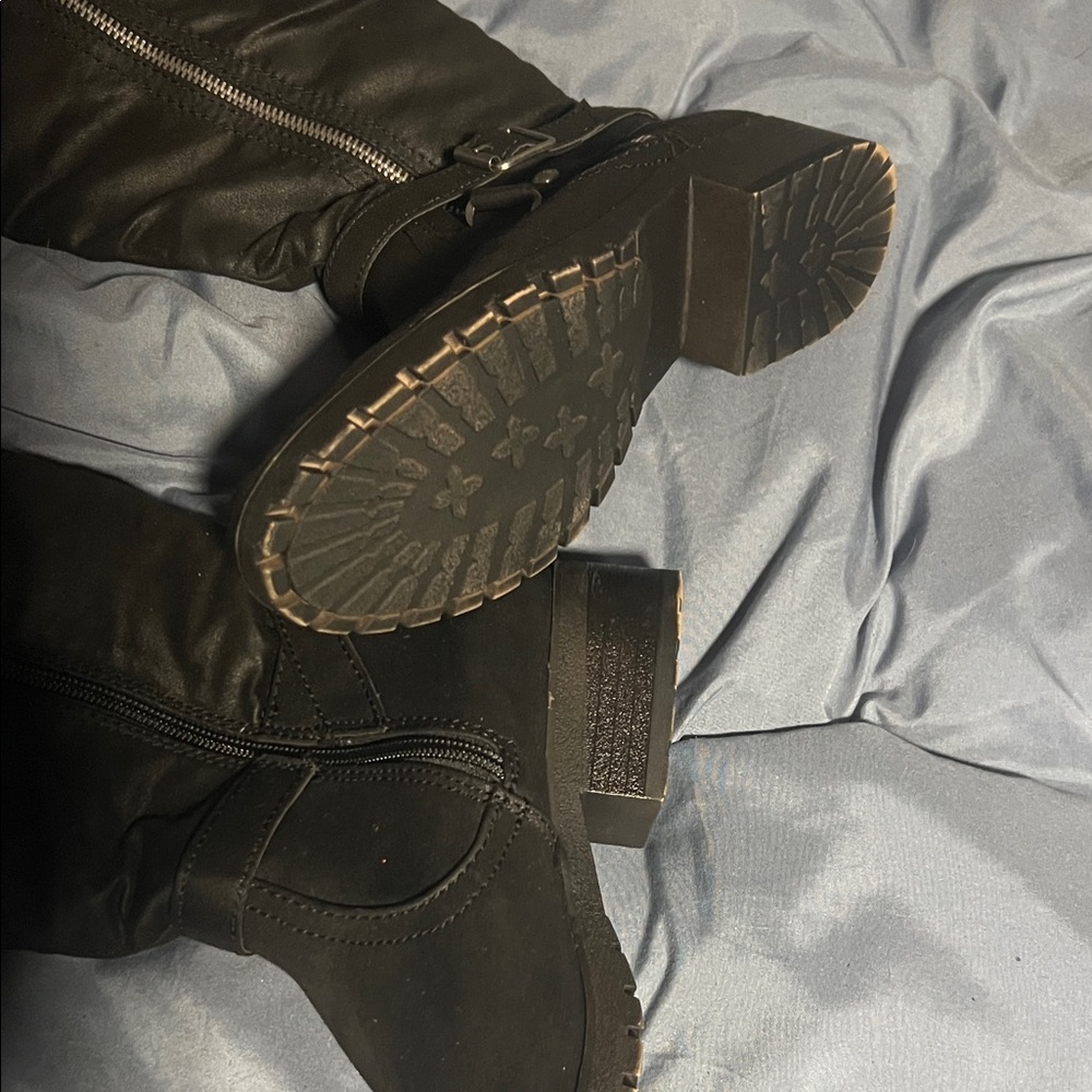 Black Boots with Zipper Detail - Picture 2 of 3